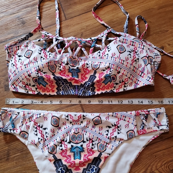 White Pattern Crisscross bikini - Picture 6 of 10